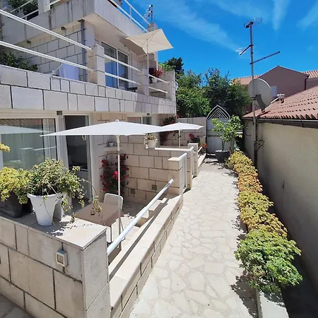 Alto And Apartment *